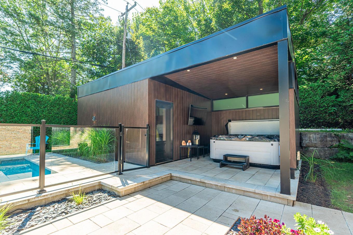 Hot tub - 480 Rue Montmagny, Sherbrooke (Les Nations), QC - Outdoor With Exterior