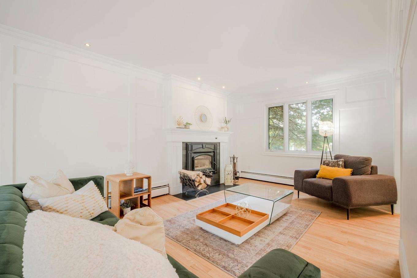 Living room - 480 Rue Montmagny, Sherbrooke (Les Nations), QC - Indoor Photo Showing Living Room With Fireplace