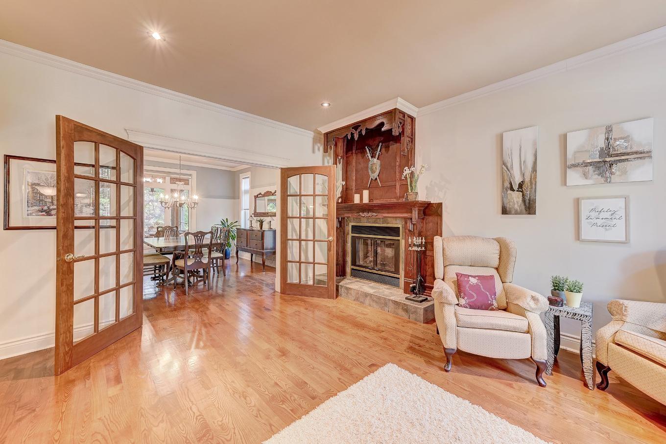 Living room - 122 Rue Jean-De Ronceray, Carignan, QC - Indoor Photo Showing Living Room With Fireplace