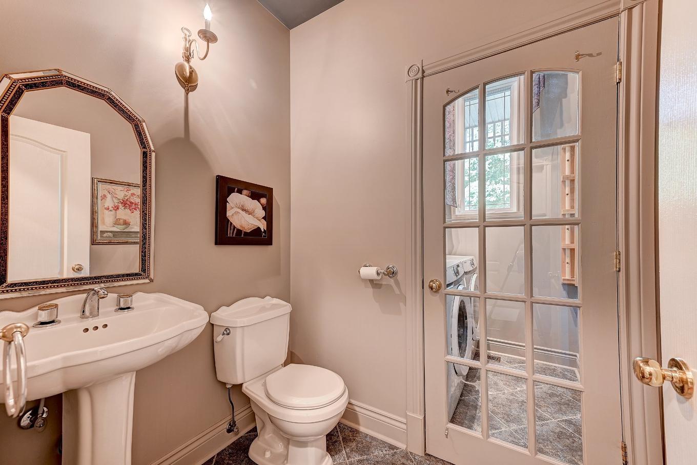 Powder room - 122 Rue Jean-De Ronceray, Carignan, QC - Indoor Photo Showing Bathroom
