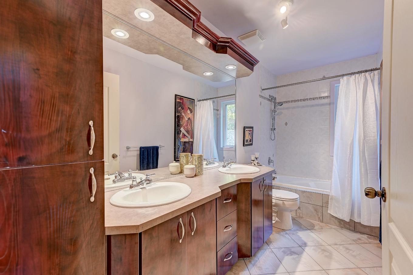 Bathroom - 122 Rue Jean-De Ronceray, Carignan, QC - Indoor Photo Showing Bathroom