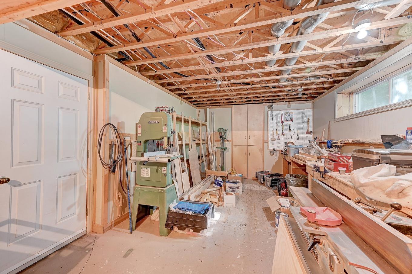 Workshop - 122 Rue Jean-De Ronceray, Carignan, QC - Indoor Photo Showing Basement