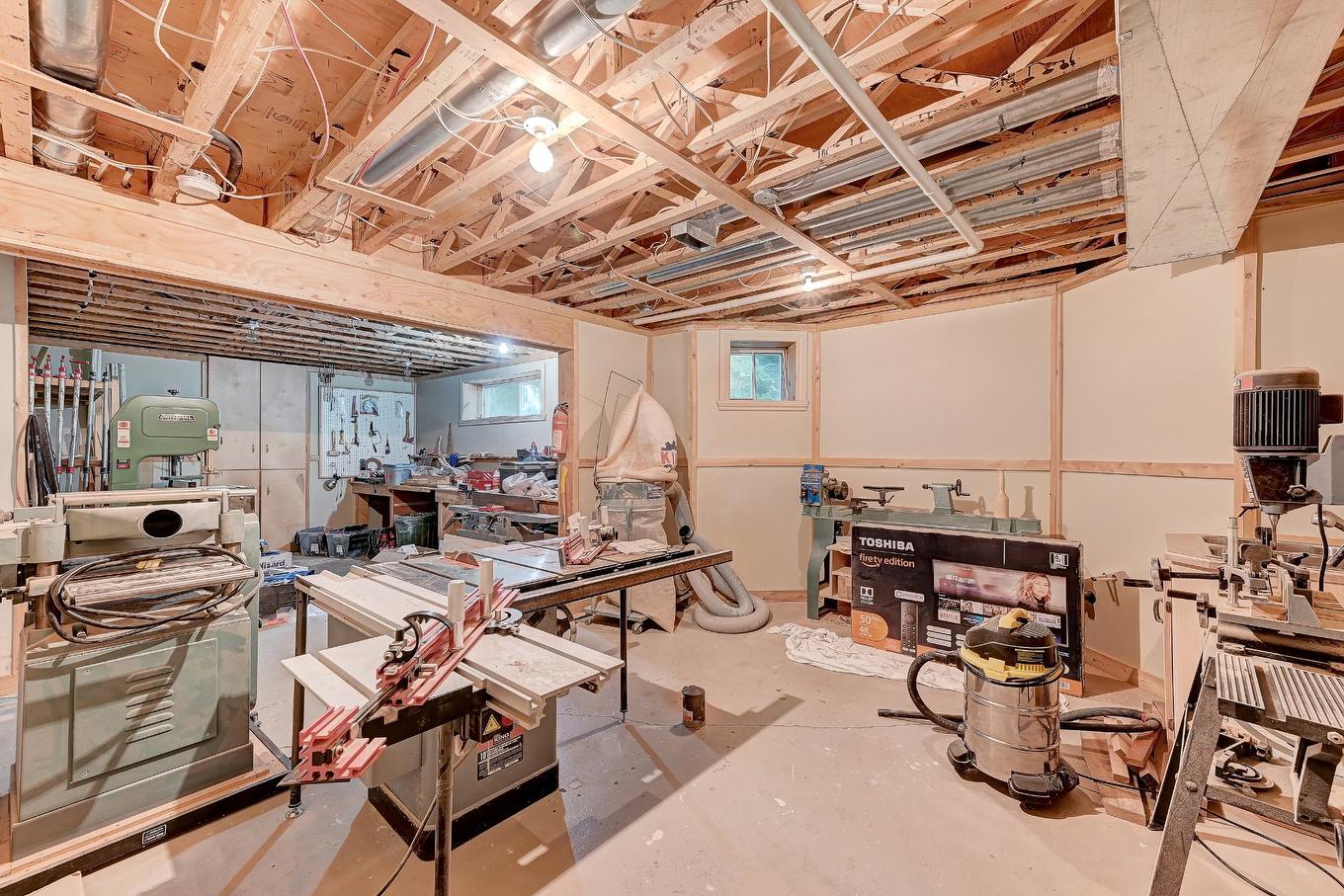 Workshop - 122 Rue Jean-De Ronceray, Carignan, QC - Indoor Photo Showing Basement