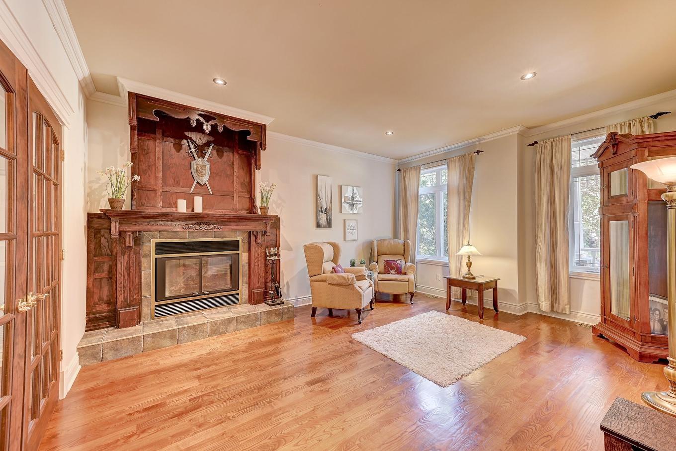 Living room - 122 Rue Jean-De Ronceray, Carignan, QC - Indoor Photo Showing Living Room With Fireplace
