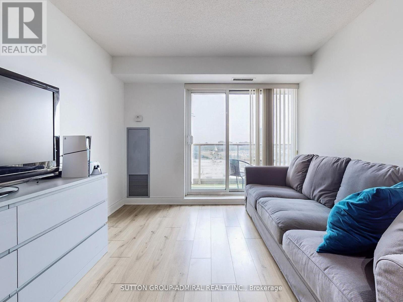 1012 - 7 North Park Road, Vaughan, ON - Indoor Photo Showing Living Room