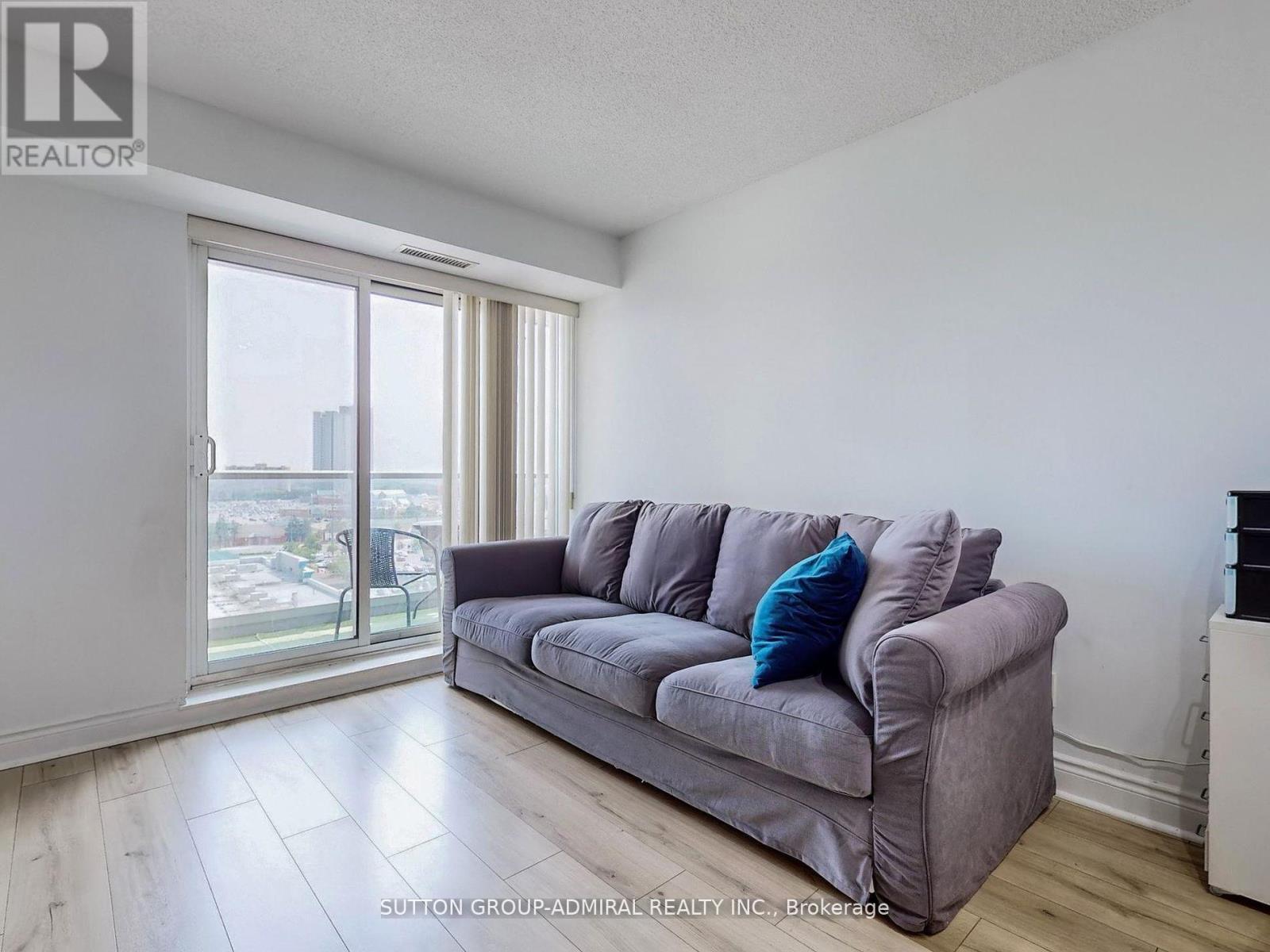1012 - 7 North Park Road, Vaughan, ON - Indoor Photo Showing Living Room