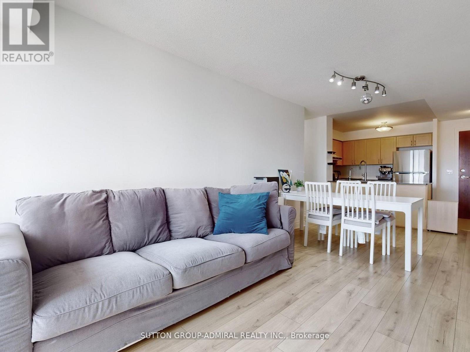 1012 - 7 North Park Road, Vaughan, ON - Indoor Photo Showing Living Room