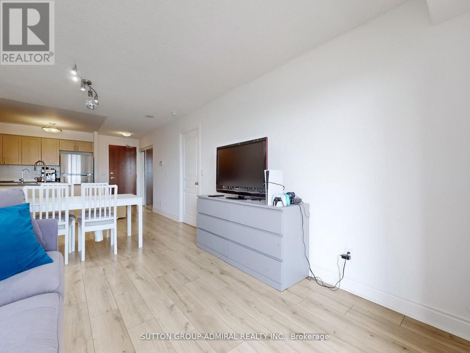 1012 - 7 North Park Road, Vaughan, ON - Indoor