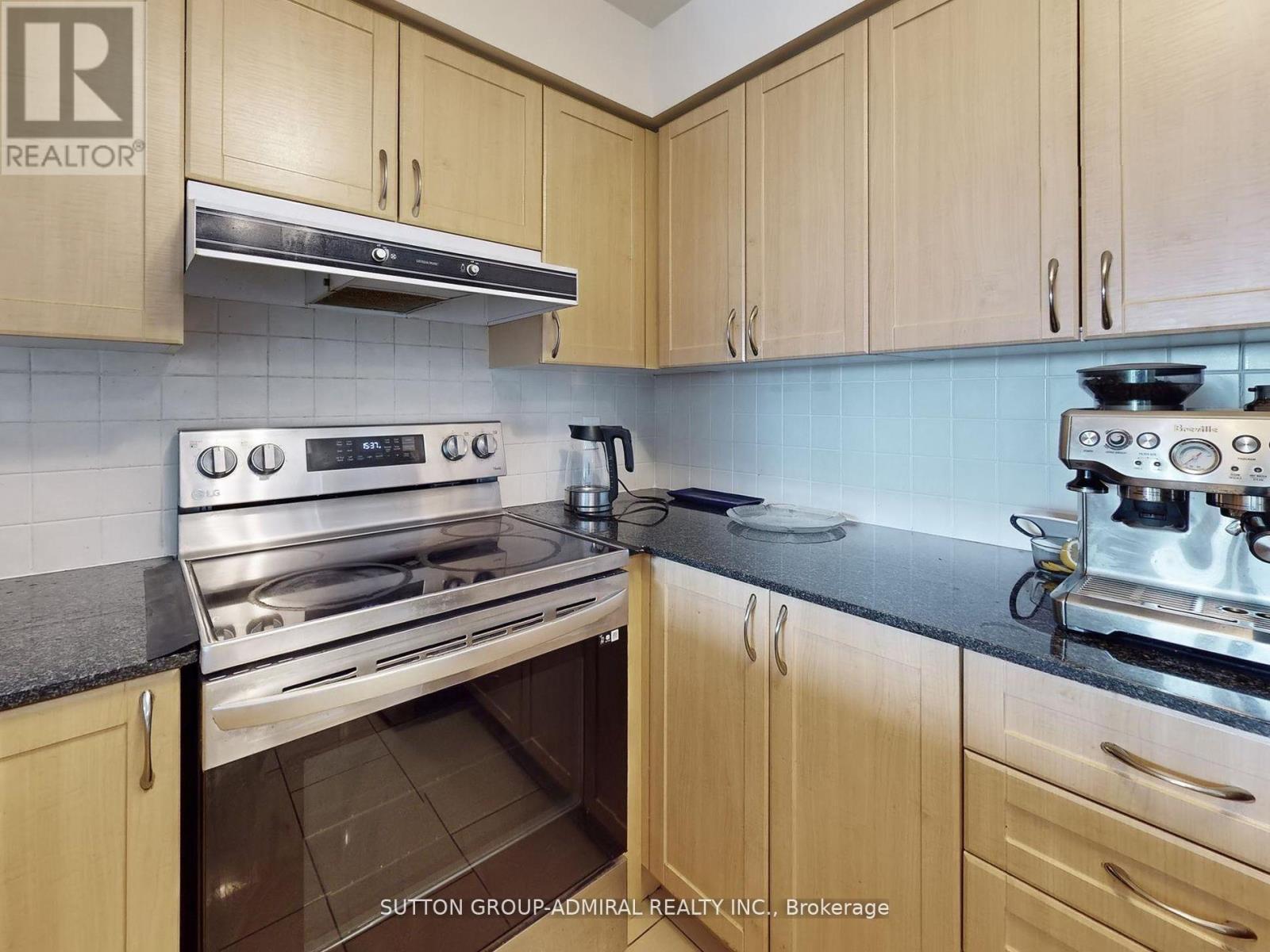 1012 - 7 North Park Road, Vaughan, ON - Indoor Photo Showing Kitchen