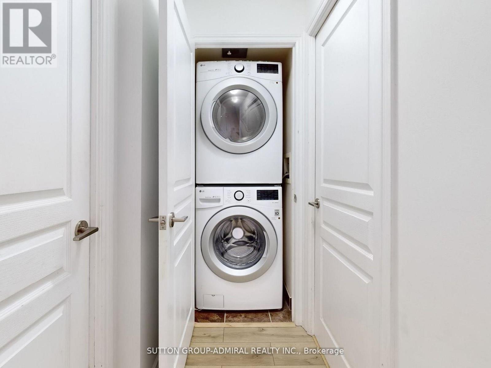 1012 - 7 North Park Road, Vaughan, ON - Indoor Photo Showing Laundry Room