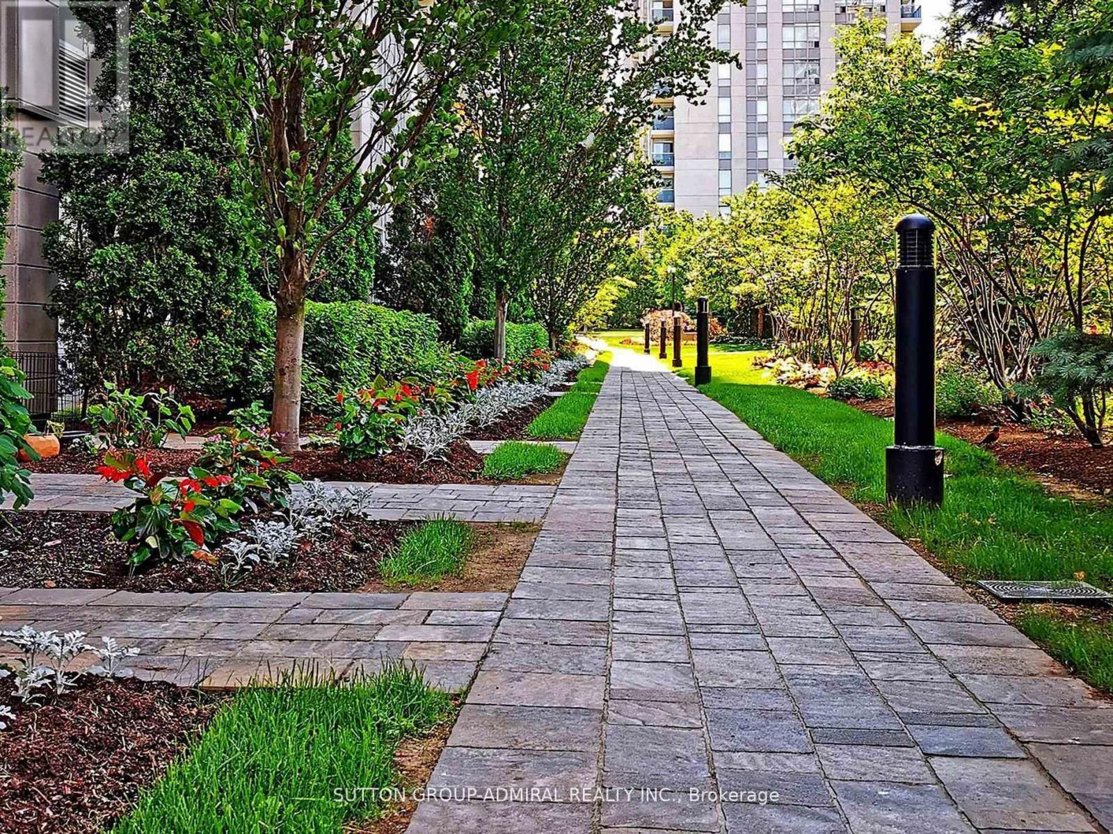 1012 - 7 North Park Road, Vaughan, ON - Outdoor