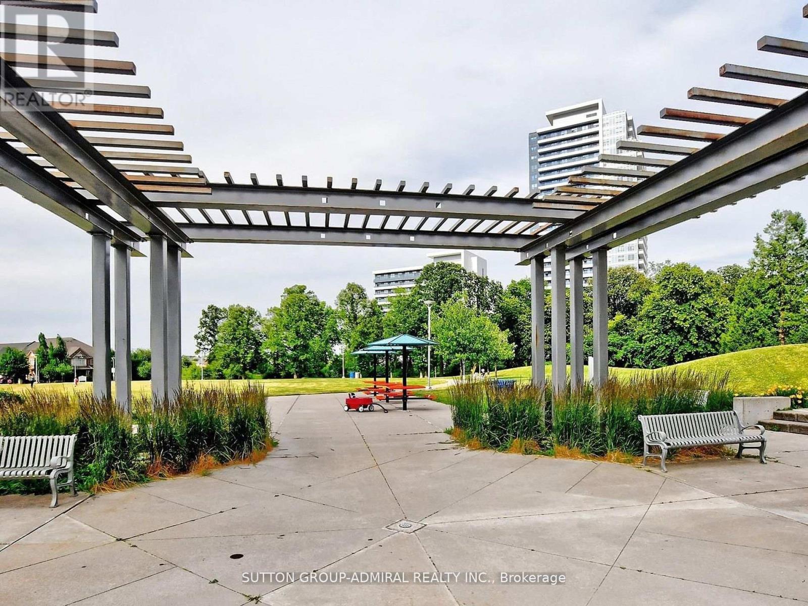 1012 - 7 North Park Road, Vaughan, ON - Outdoor