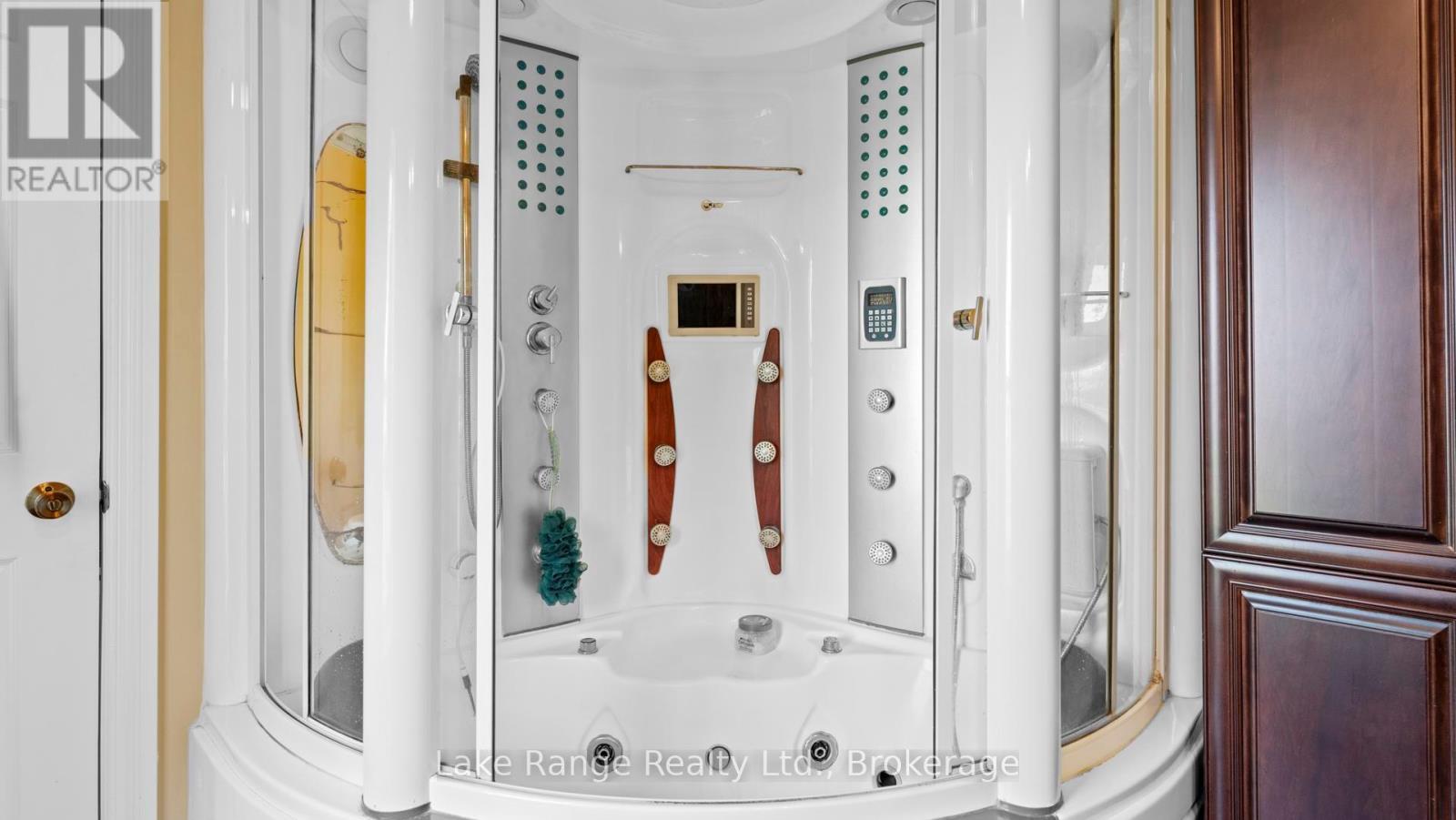 Impressive jet shower - 3622 Highway 21, Kincardine, ON - Indoor