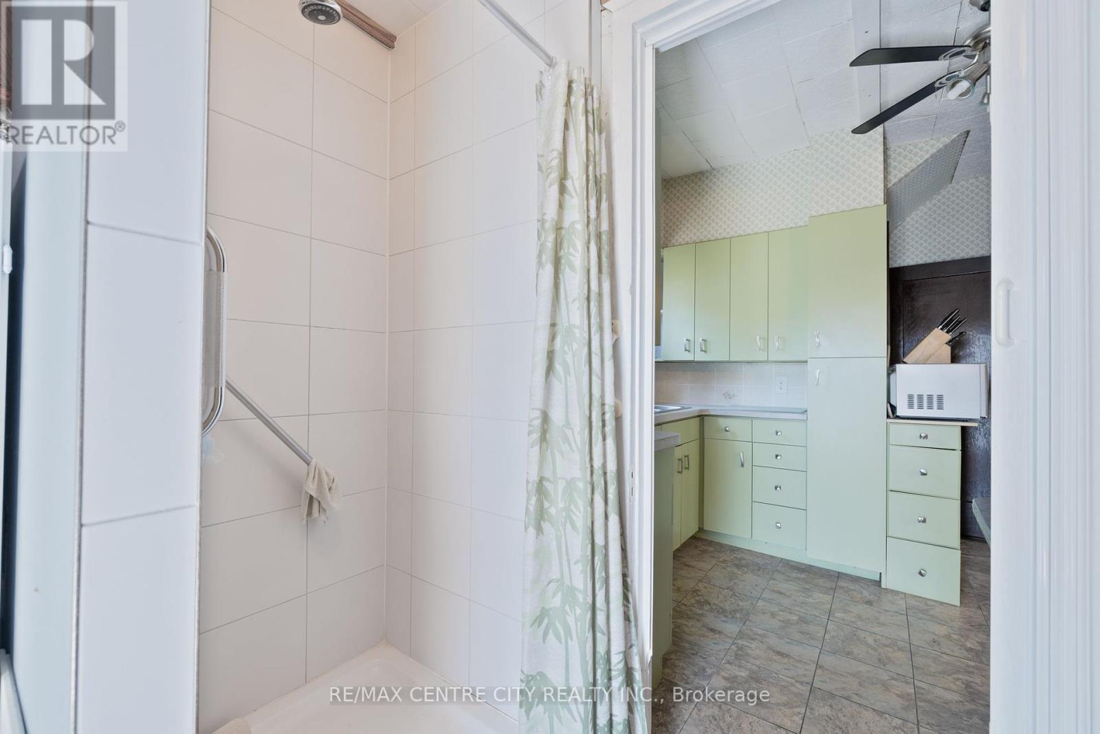 14 James Street, Strathroy-Caradoc (Nw), ON - Indoor Photo Showing Bathroom