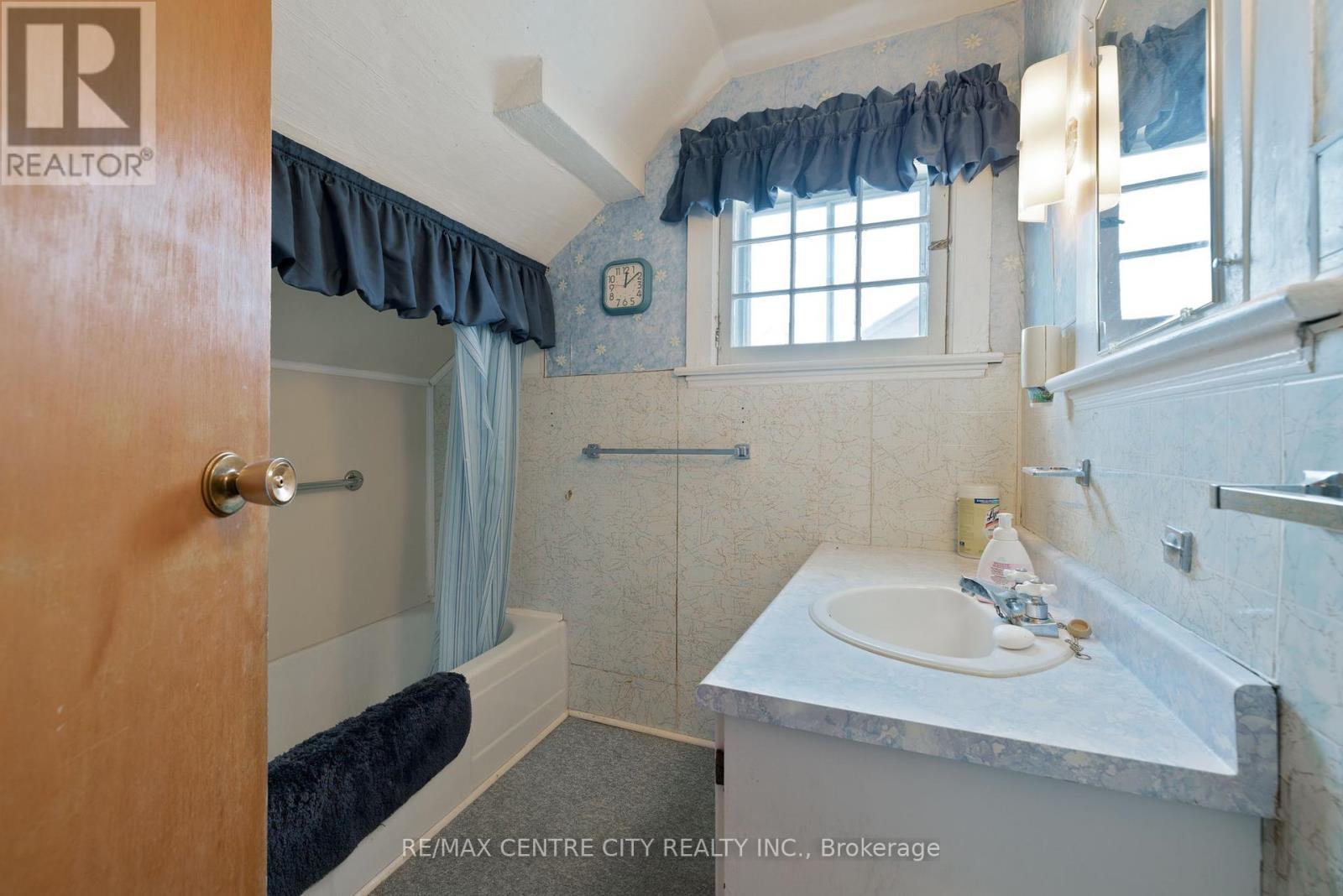 14 James Street, Strathroy-Caradoc (Nw), ON - Indoor Photo Showing Bathroom