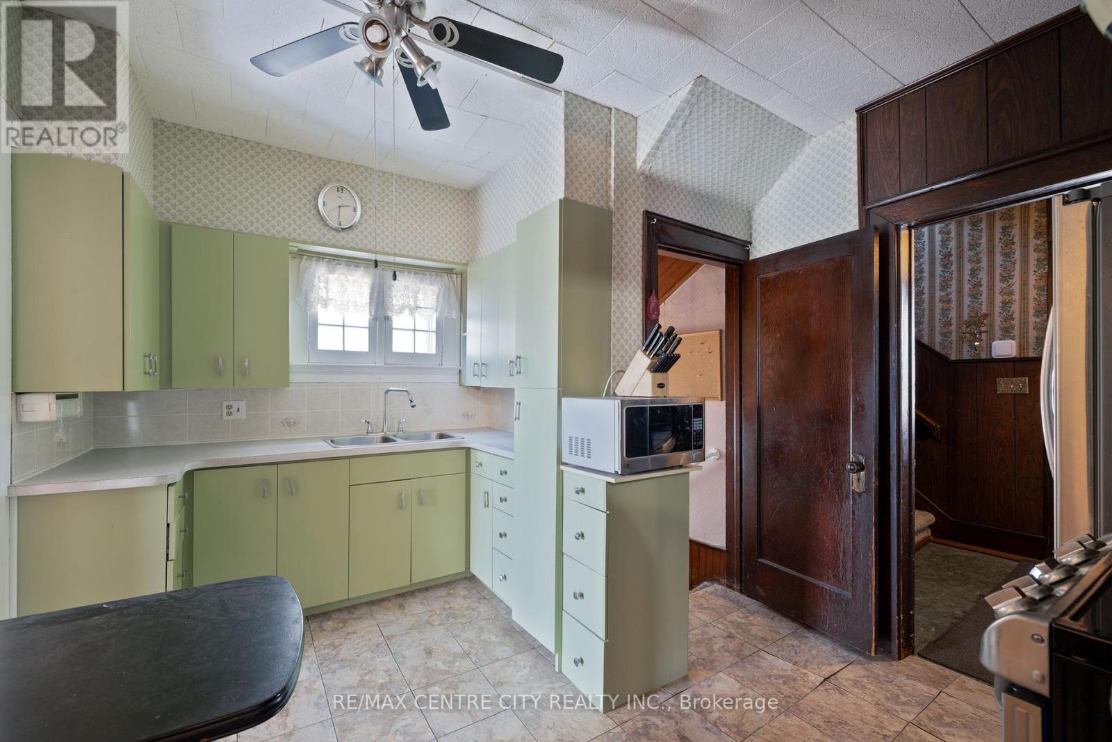 14 James Street, Strathroy-Caradoc (Nw), ON - Indoor Photo Showing Kitchen