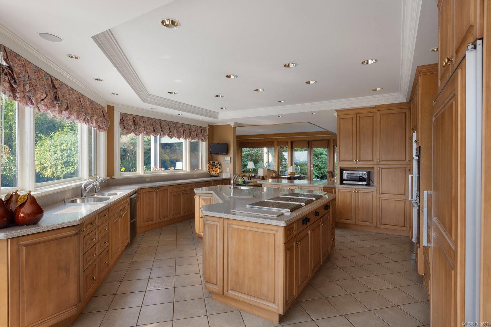 1580 Beach Dr, Oak Bay, BC