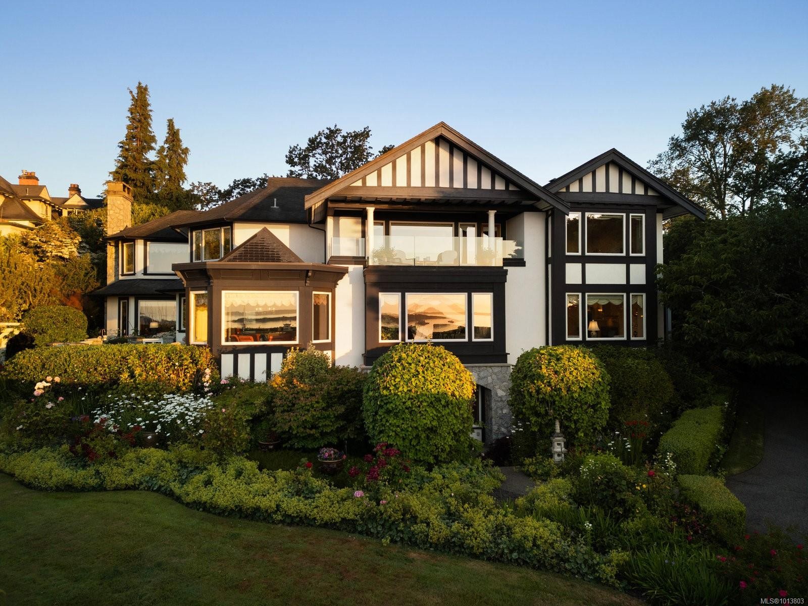 1580 Beach Dr, Oak Bay, BC