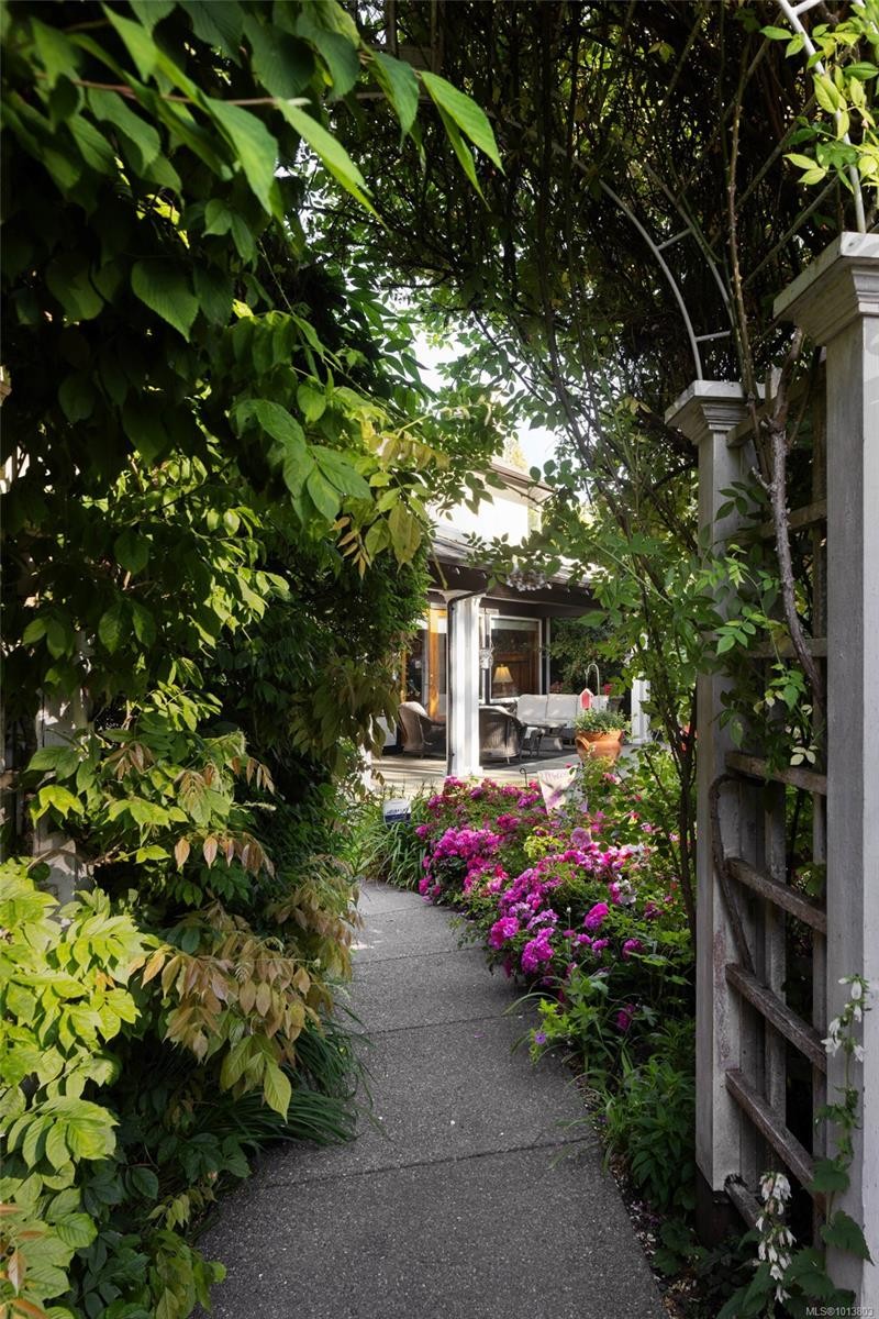 1580 Beach Dr, Oak Bay, BC