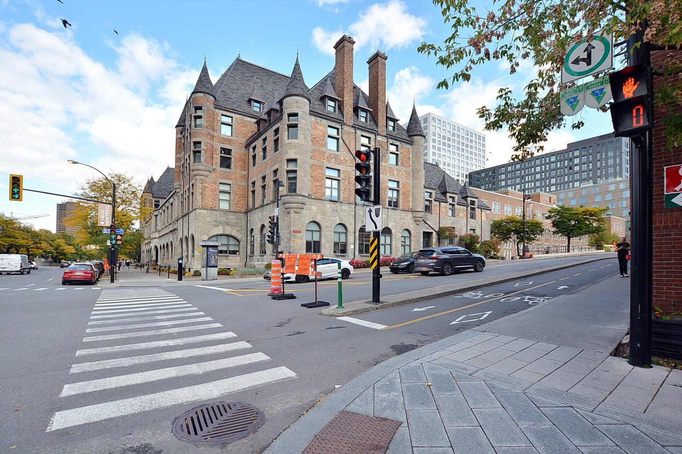 À proximité - 203-450 Rue St-Antoine E., Montréal (Ville-Marie), QC - Outdoor With Facade