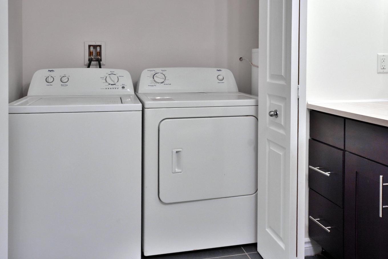 Salle de lavage - 203-450 Rue St-Antoine E., Montréal (Ville-Marie), QC - Indoor Photo Showing Laundry Room