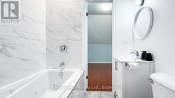 Bedroom ensuite w/jet tub -