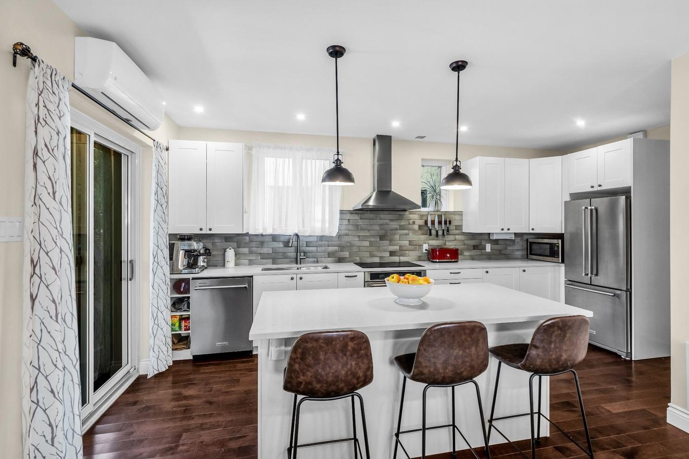 Cuisine - 4619 Av. De Kensington, Montréal (Côte-Des-Neiges/Notre-Dame-De-Grâce), QC - Indoor Photo Showing Kitchen With Upgraded Kitchen