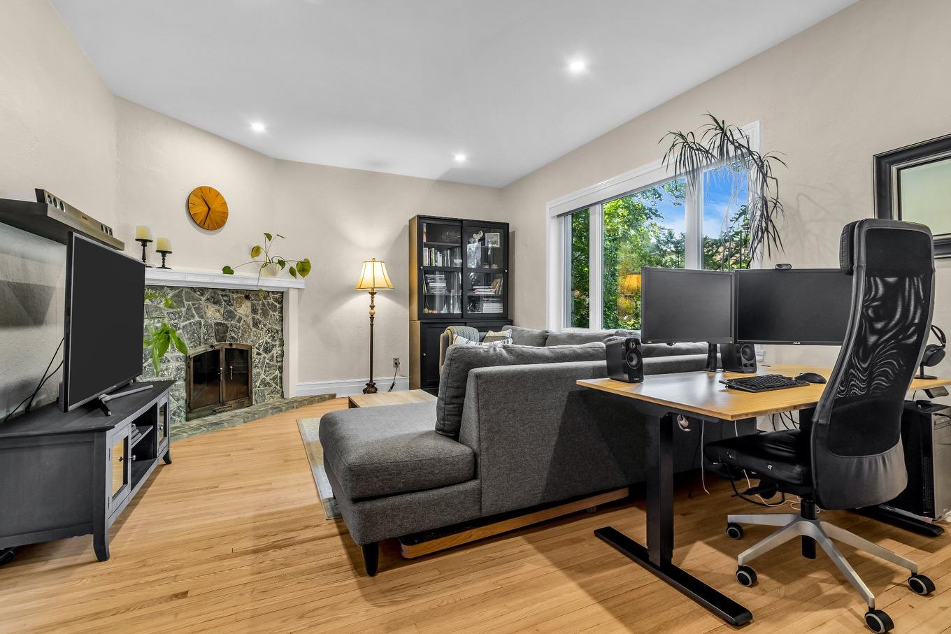 Salon - 4619 Av. De Kensington, Montréal (Côte-Des-Neiges/Notre-Dame-De-Grâce), QC - Indoor Photo Showing Office With Fireplace