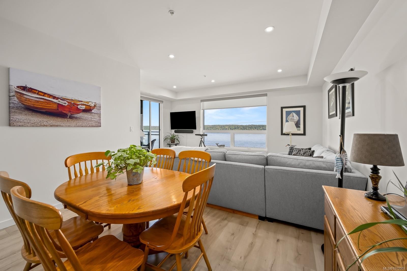 406-536 Island Hwy South, Campbell River, BC - Indoor Photo Showing Dining Room