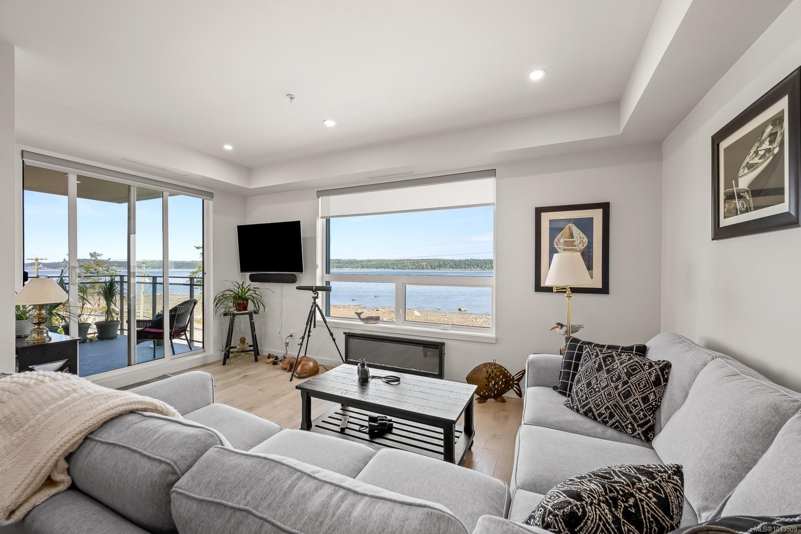 406-536 Island Hwy South, Campbell River, BC - Indoor Photo Showing Living Room