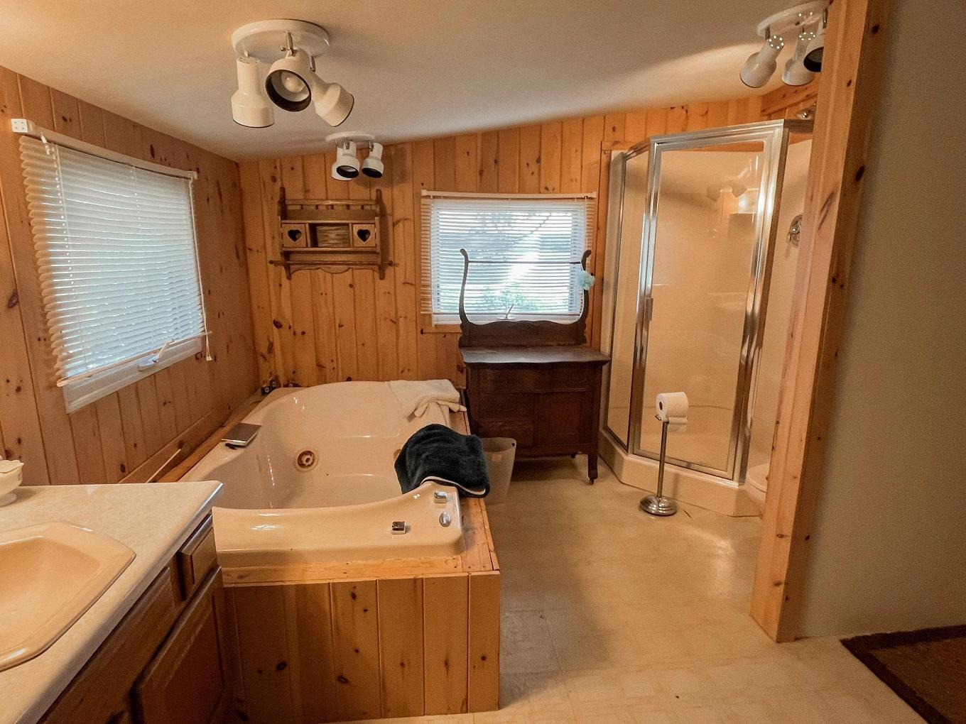 1 Minnesabic Island, District Of Kenora, ON - Indoor Photo Showing Bathroom