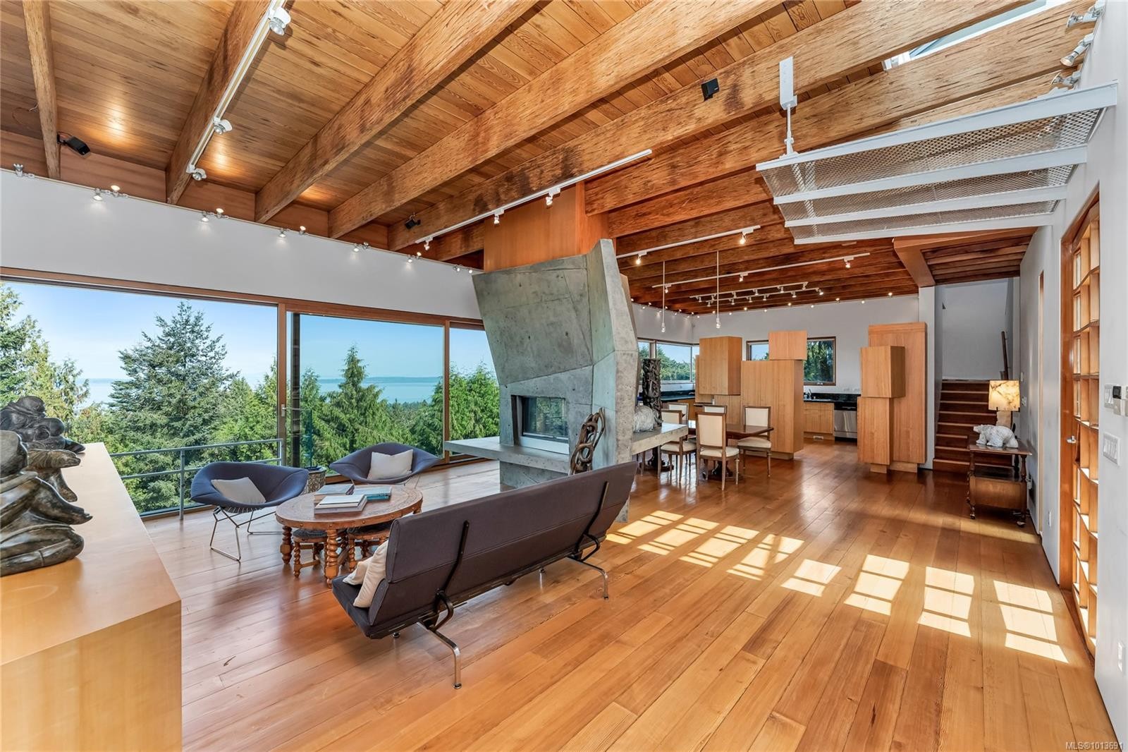 8909 Park Pacific Terr, North Saanich, BC