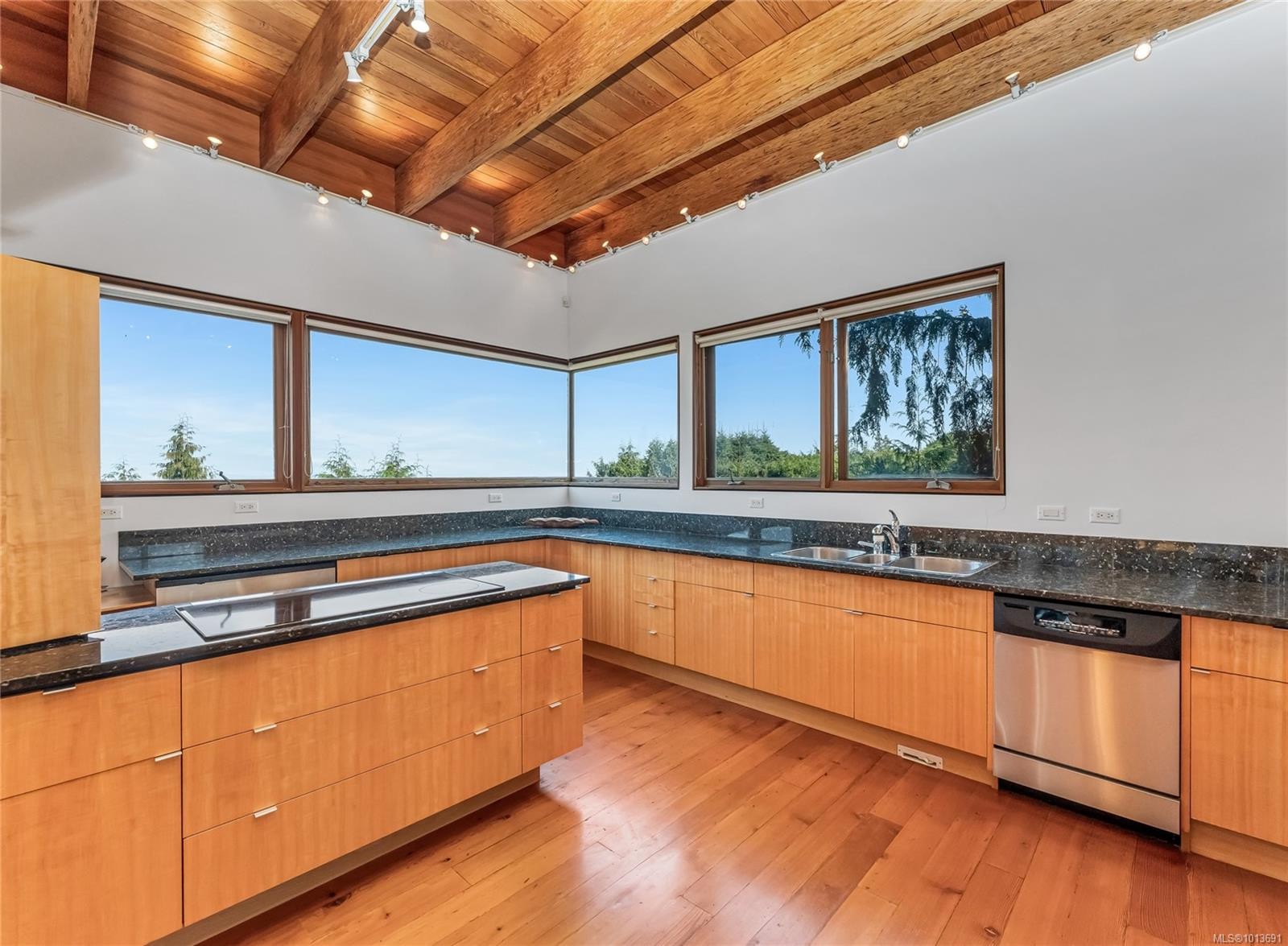 8909 Park Pacific Terr, North Saanich, BC