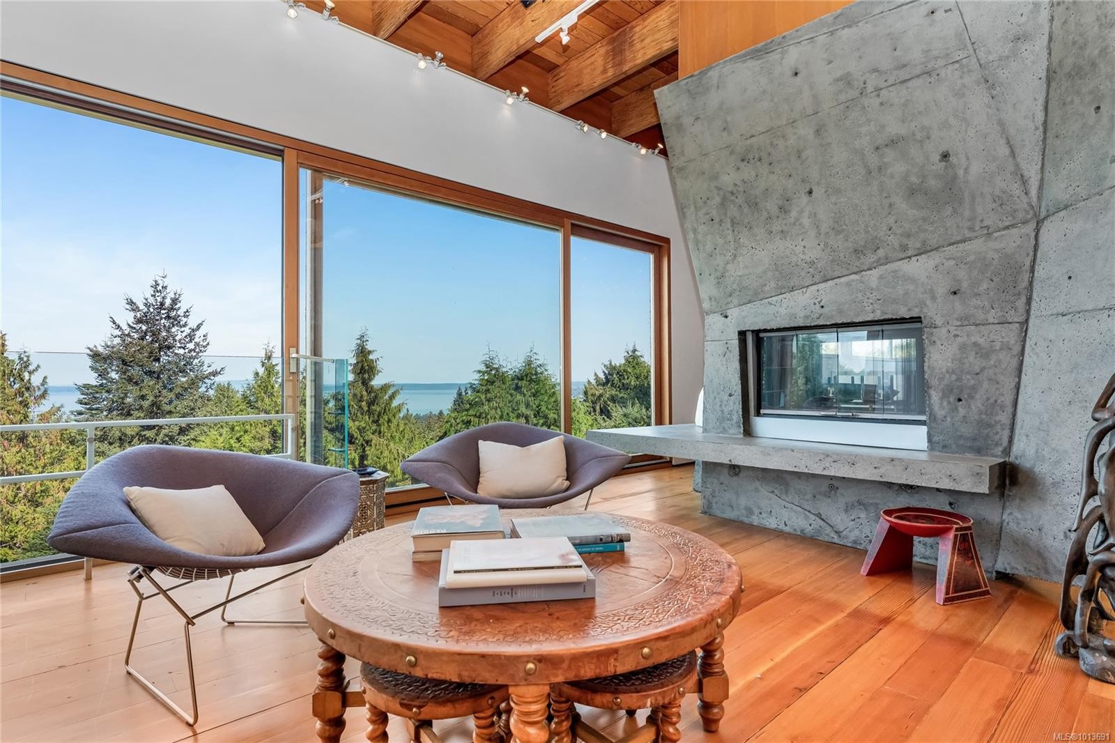 8909 Park Pacific Terr, North Saanich, BC