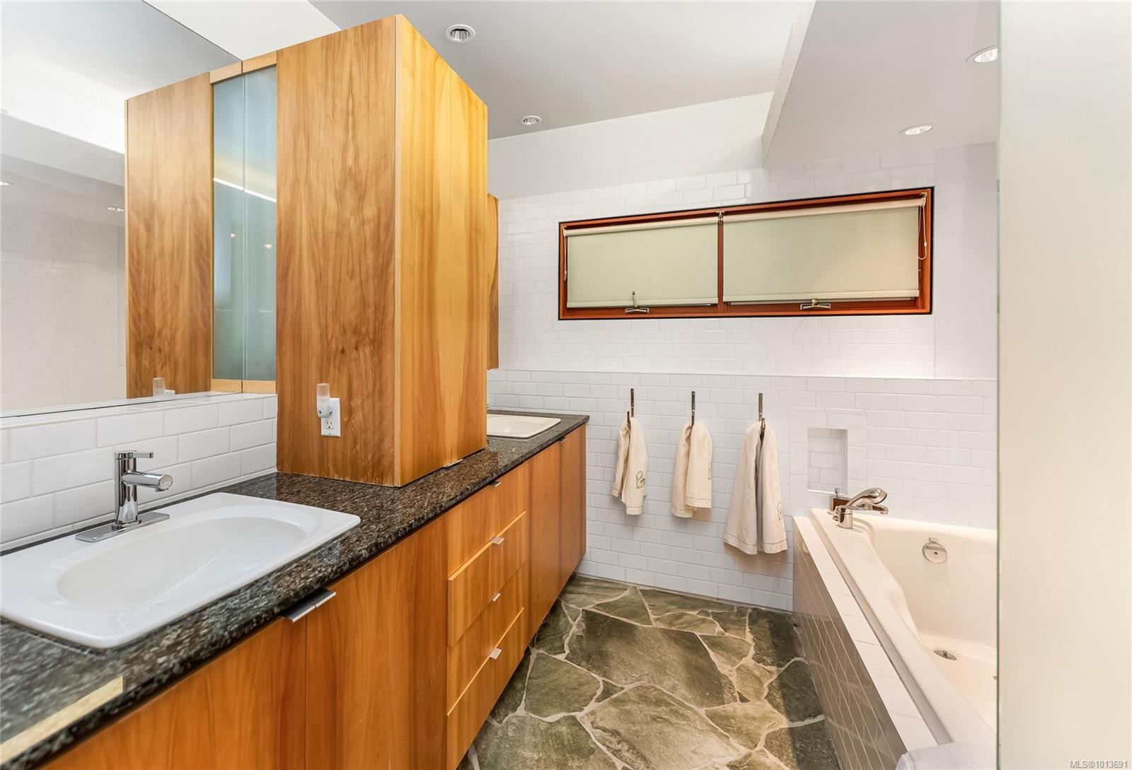 8909 Park Pacific Terr, North Saanich, BC