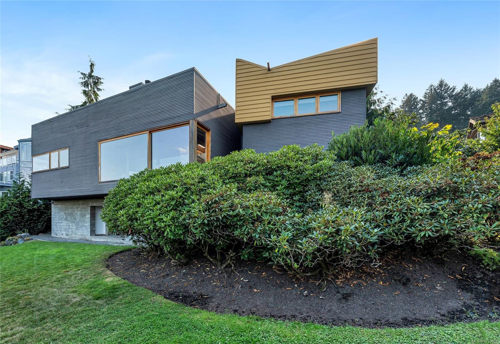 8909 Park Pacific Terr, North Saanich, BC