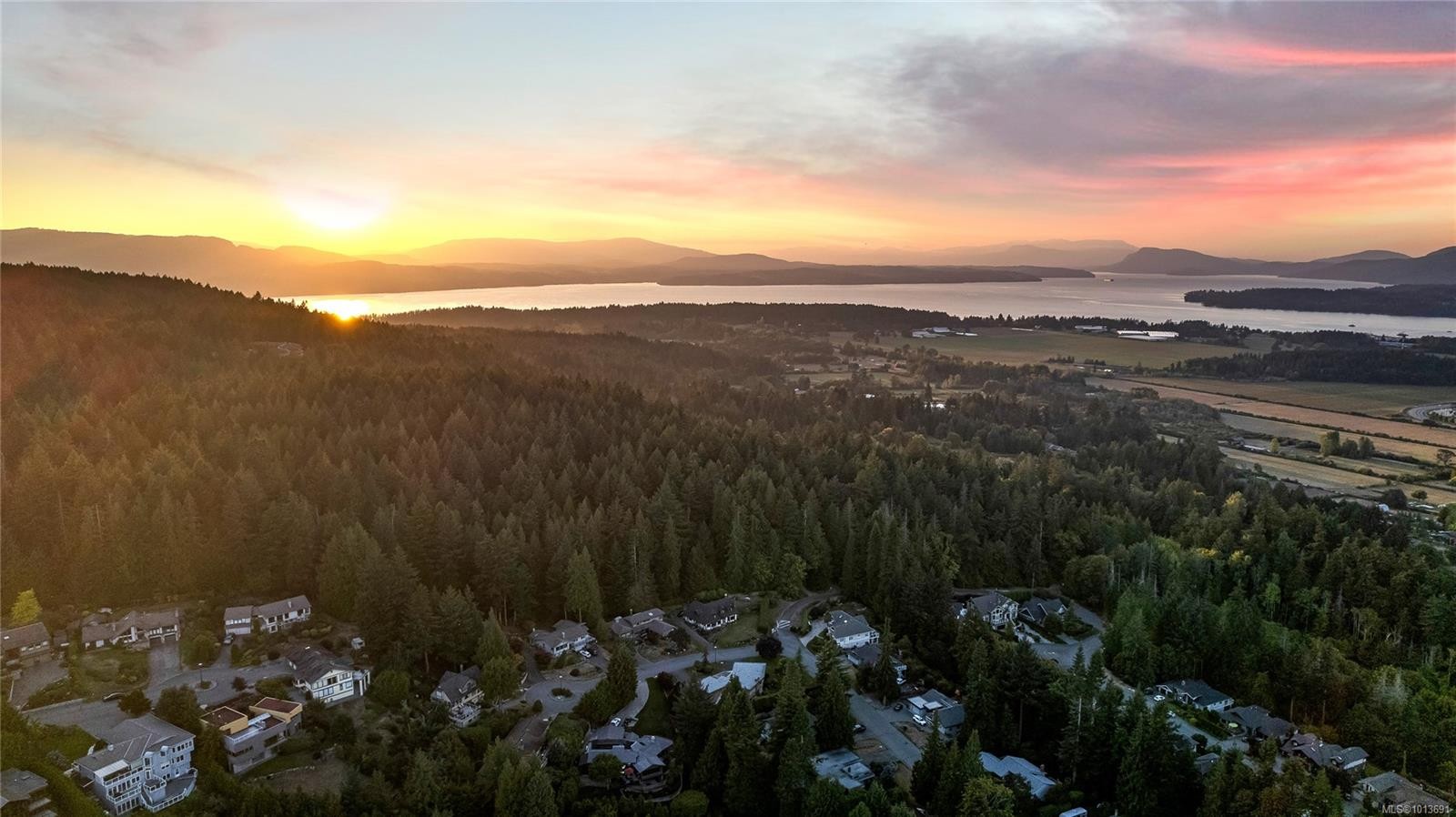 8909 Park Pacific Terr, North Saanich, BC