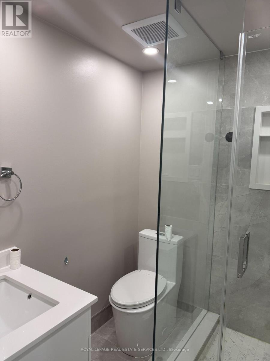 Bsmt - 858 Khan Crescent, Mississauga, ON - Indoor Photo Showing Bathroom