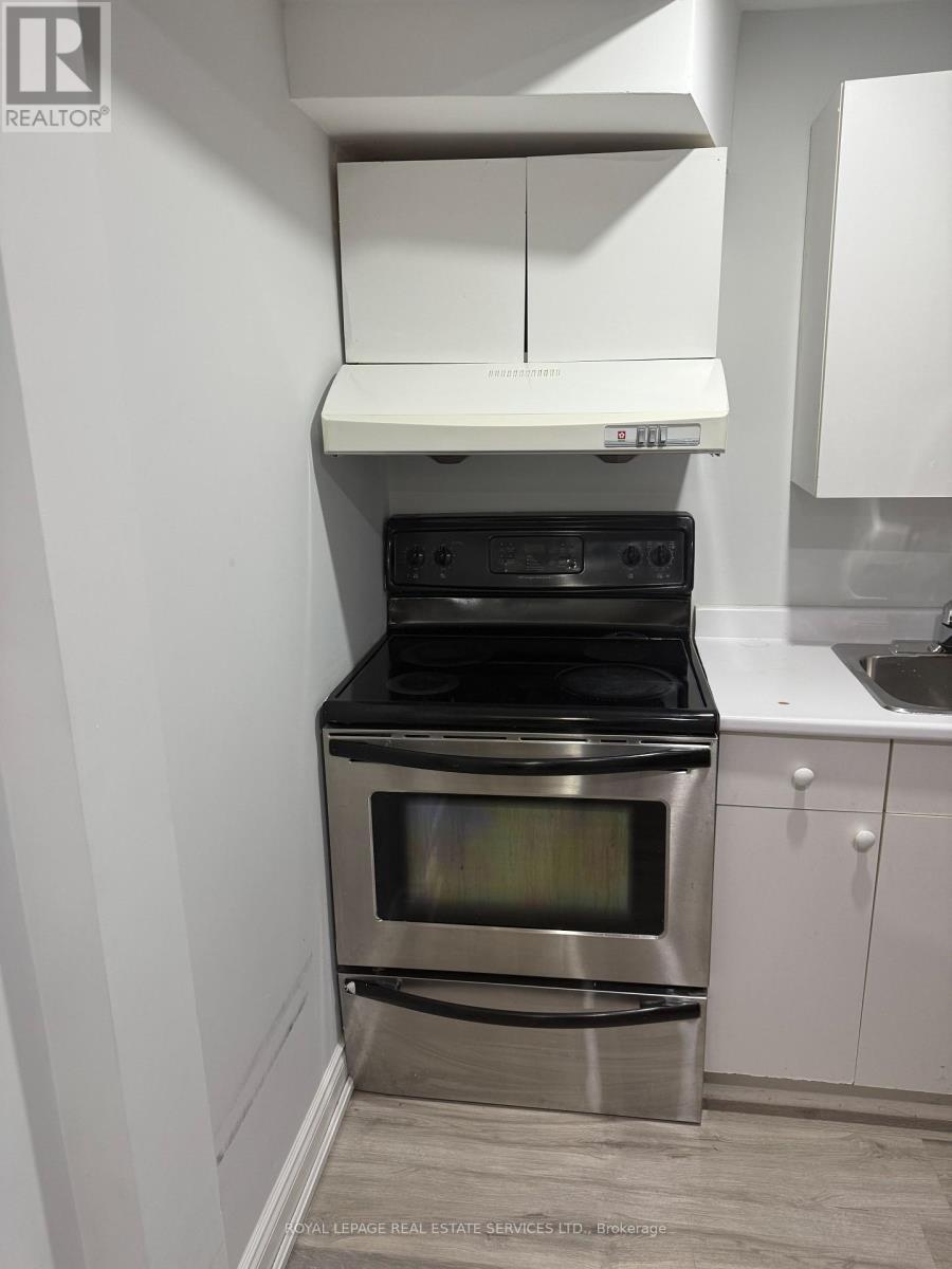 Bsmt - 858 Khan Crescent, Mississauga, ON - Indoor Photo Showing Kitchen