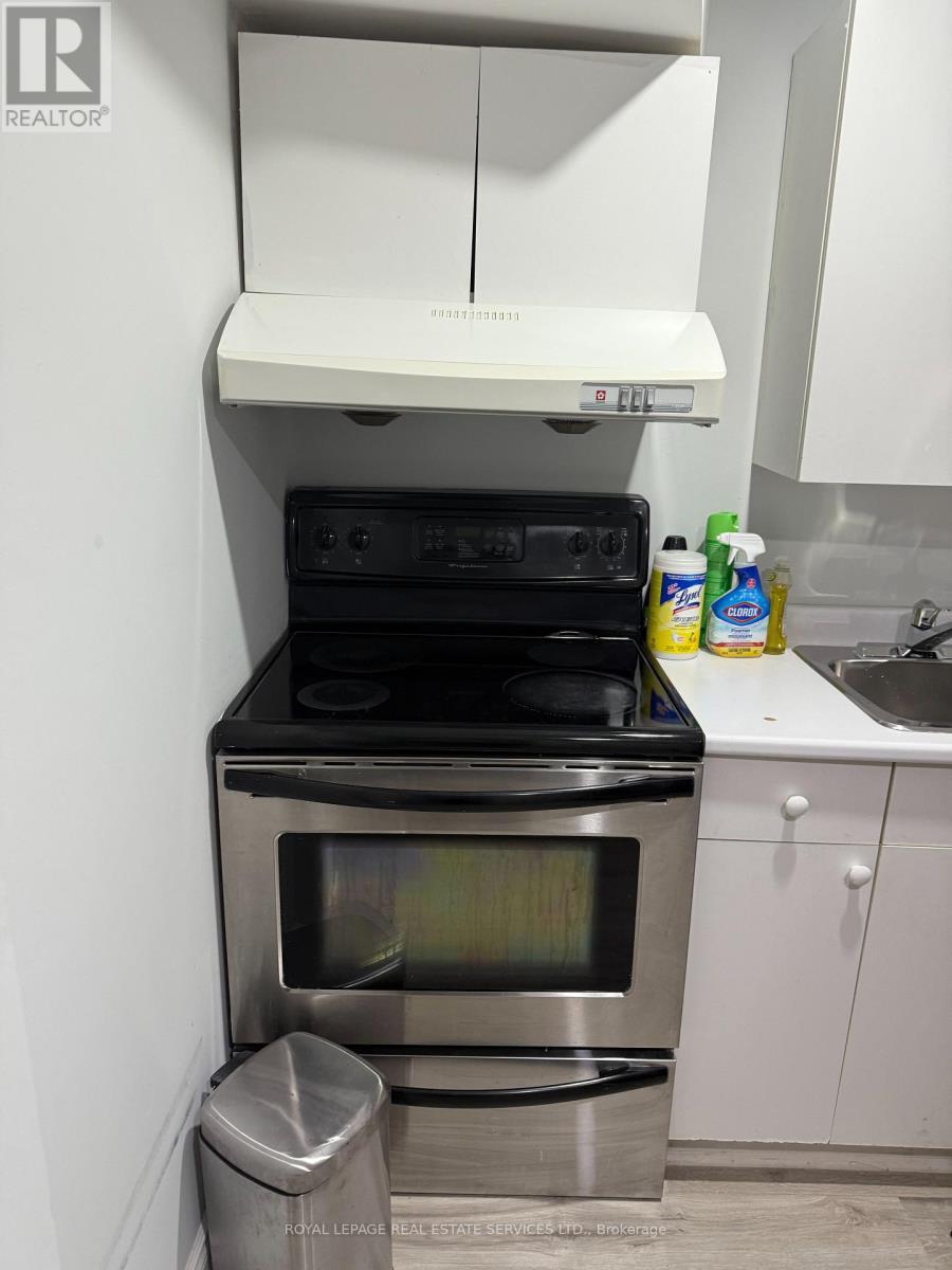 Bsmt - 858 Khan Crescent, Mississauga, ON - Indoor Photo Showing Kitchen