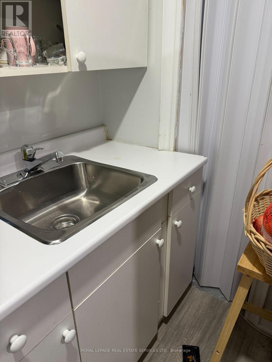 Bsmt - 858 Khan Crescent, Mississauga, ON - Indoor Photo Showing Kitchen