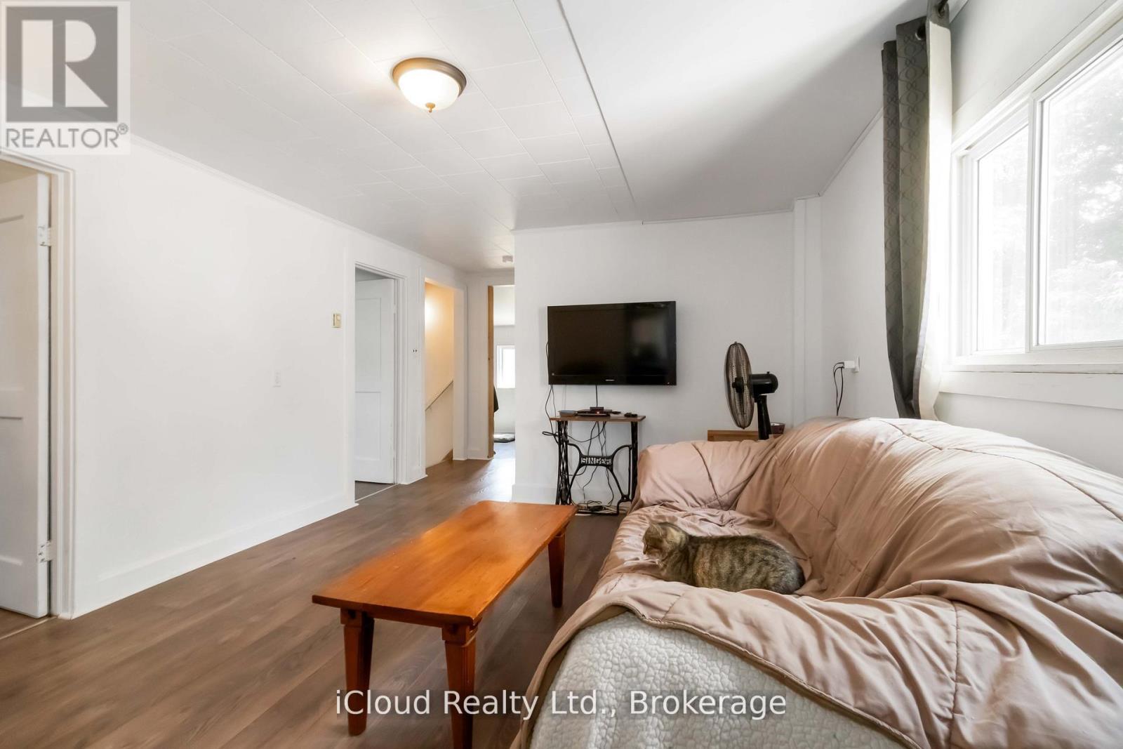 141 Main Street, Leeds And The Thousand Islands, ON - Indoor Photo Showing Other Room