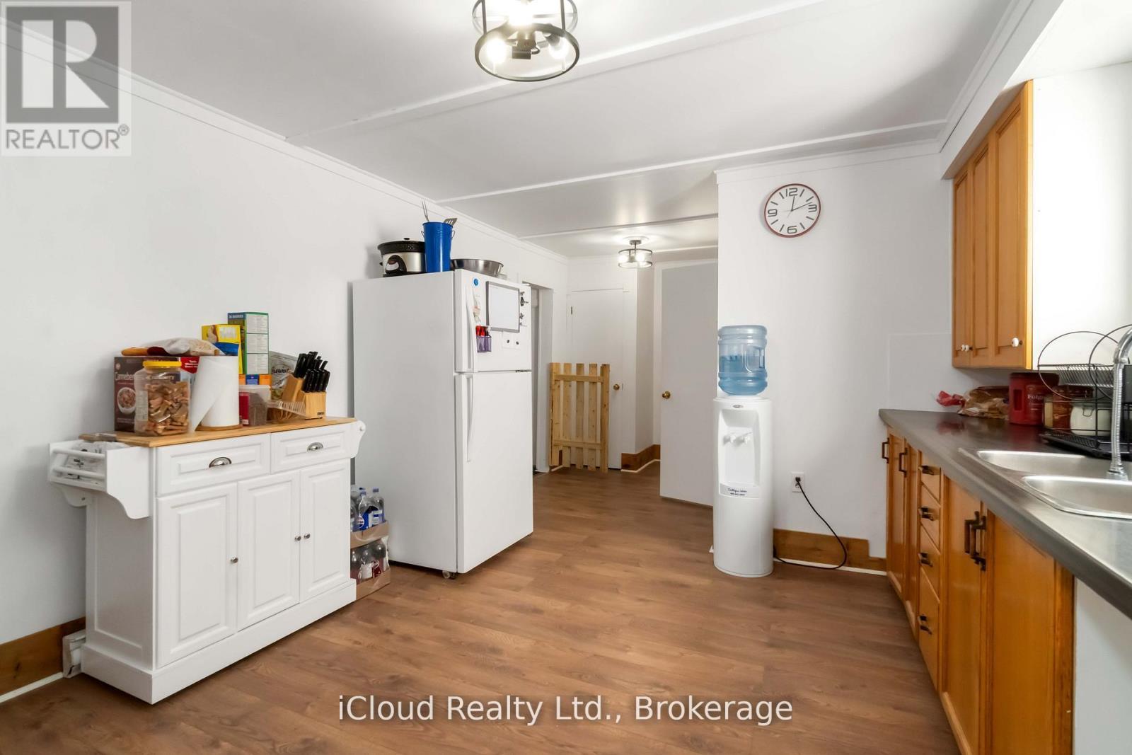 141 Main Street, Leeds And The Thousand Islands, ON - Indoor Photo Showing Other Room