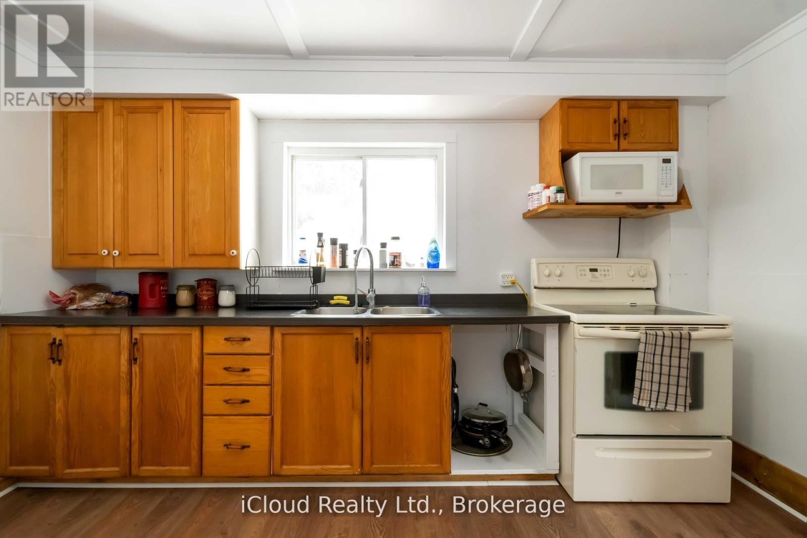 141 Main Street, Leeds And The Thousand Islands, ON - Indoor Photo Showing Kitchen With Double Sink