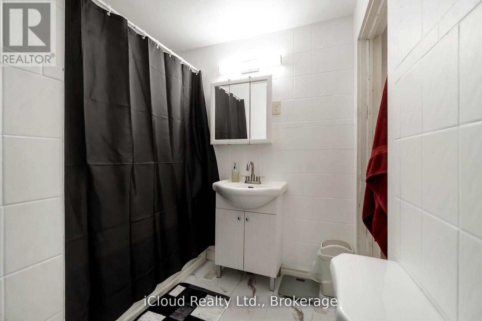 141 Main Street, Leeds And The Thousand Islands, ON - Indoor Photo Showing Bathroom