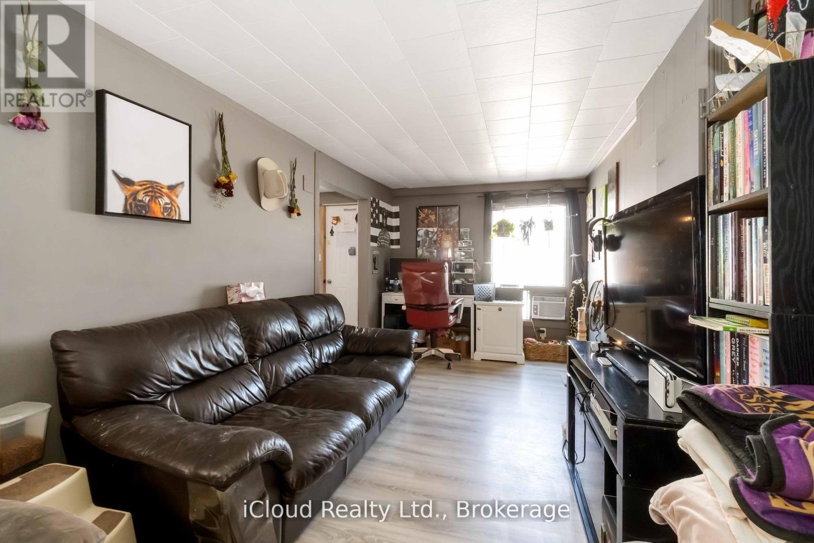 141 Main Street, Leeds And The Thousand Islands, ON - Indoor Photo Showing Living Room