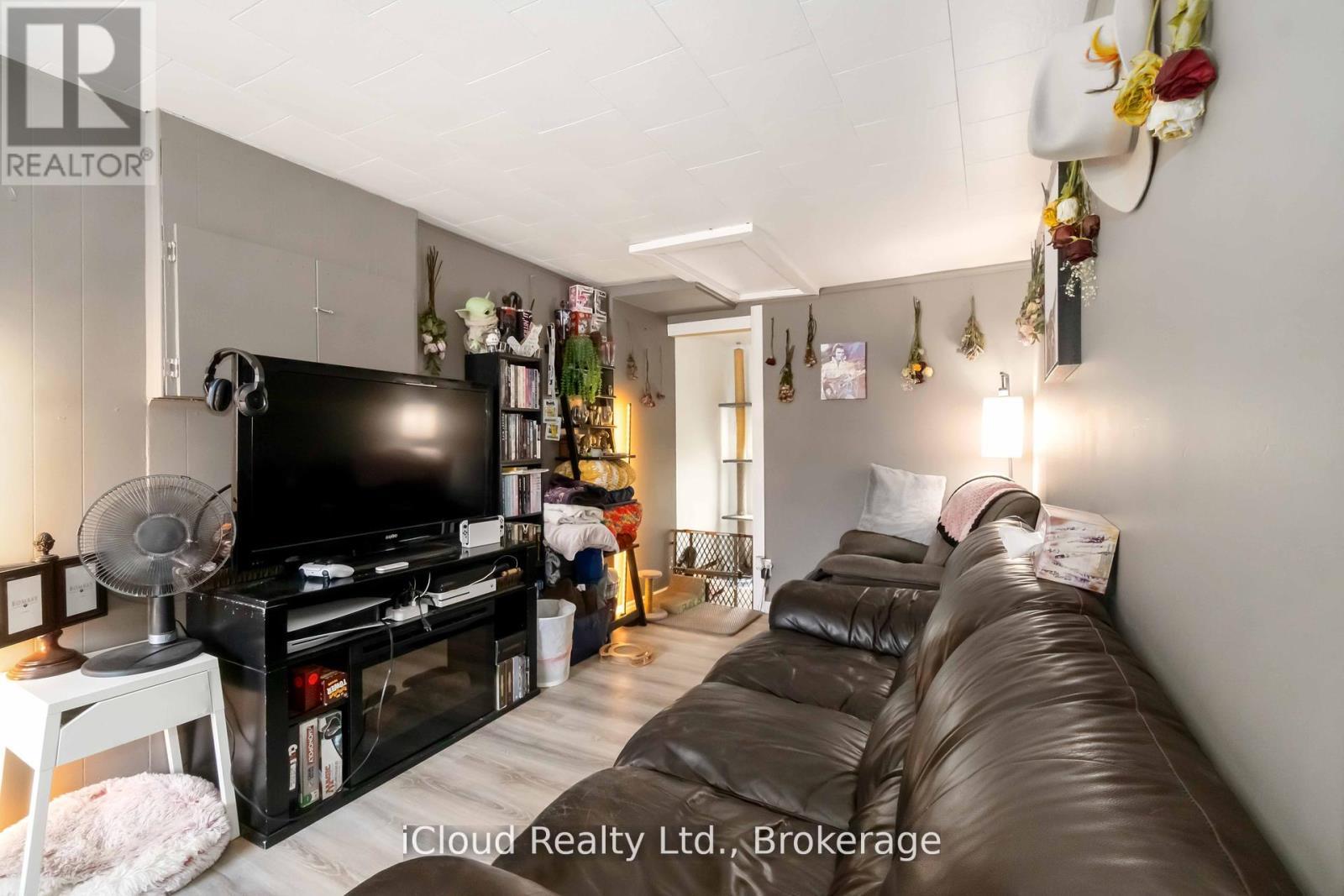 141 Main Street, Leeds And The Thousand Islands, ON - Indoor Photo Showing Living Room