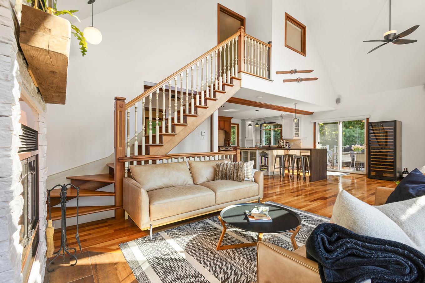 Salon - 201 Ch. De La Sablière, Sutton, QC - Indoor Photo Showing Living Room