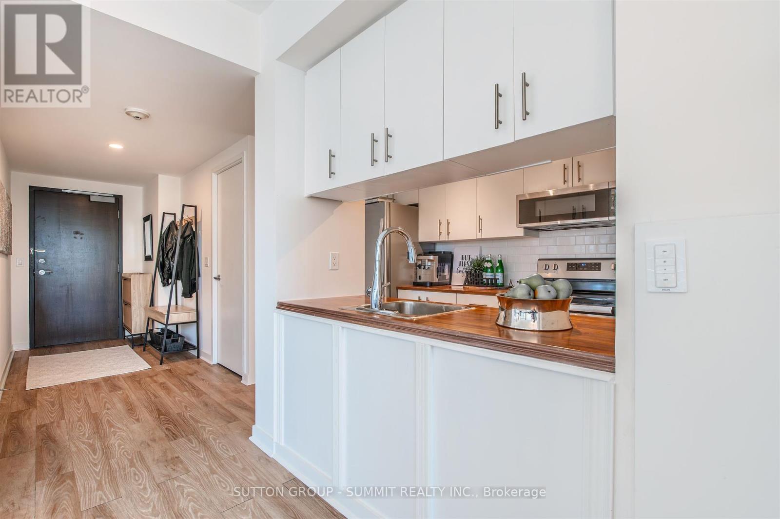 801 - 281 Mutual Street, Toronto, ON - Indoor Photo Showing Kitchen