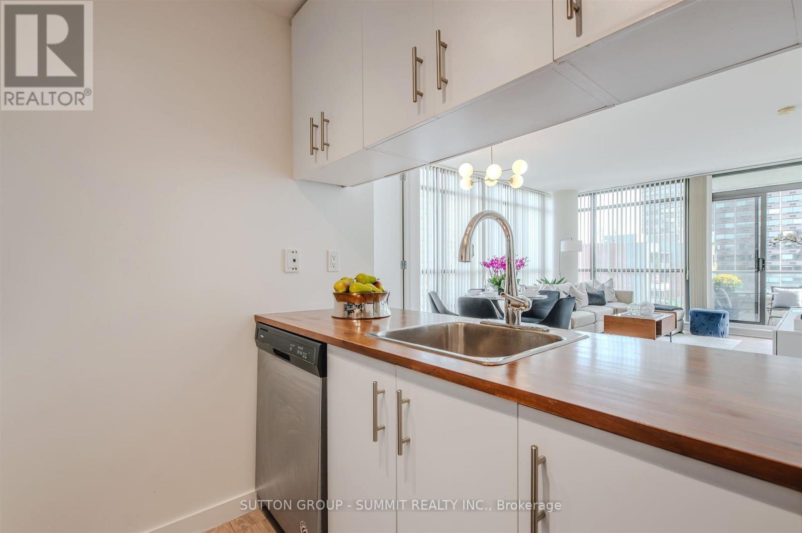 801 - 281 Mutual Street, Toronto, ON - Indoor Photo Showing Kitchen